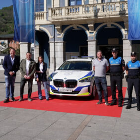 Entrega oficial de un nuevo vehículo policial BMW 220i Active Tourer al Ayuntamiento de Pola de Laviana